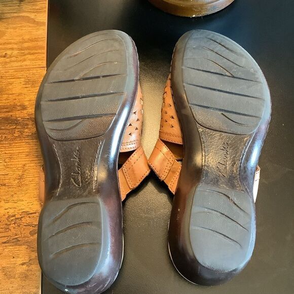 Clarks Bendable Leather Sandals - Picture 6 of 6